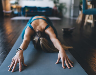 Frau macht eine Yogaübung auf der Yogamatte